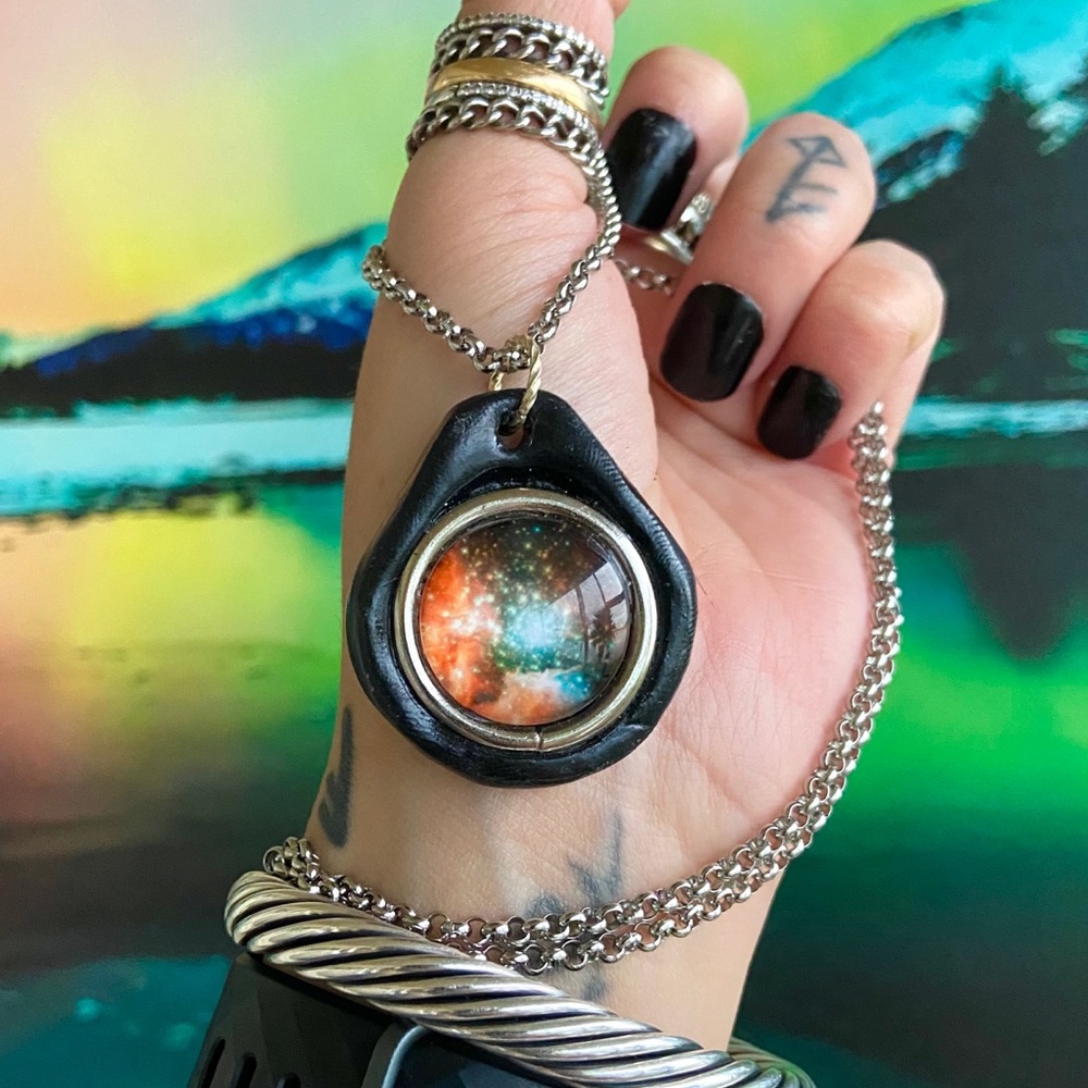 🔴Stainless steel & polymer clay galaxy necklace - Picture 5 of 8